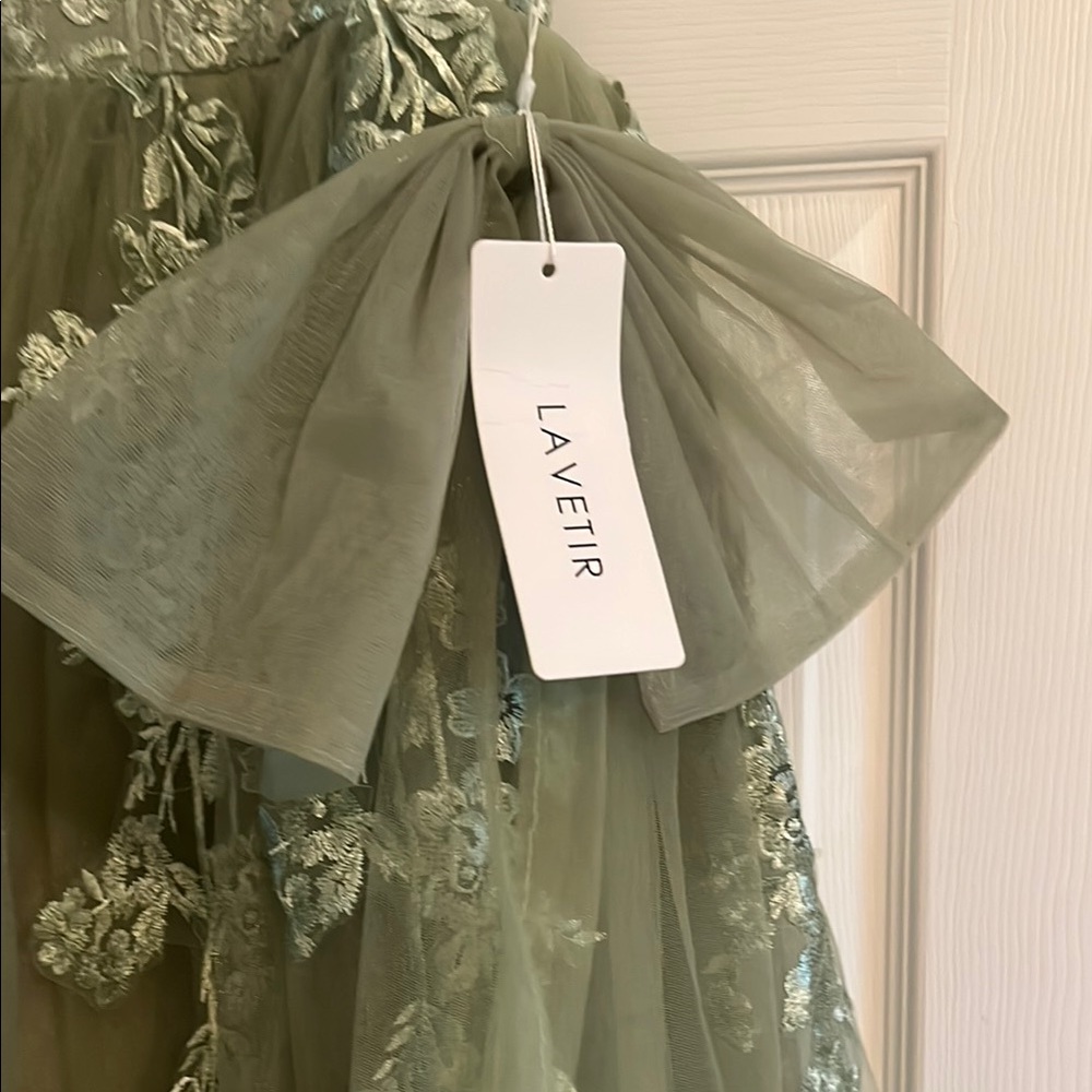 Green Sleeveless Crew Neck Tiered Gown - Picture 2 of 3